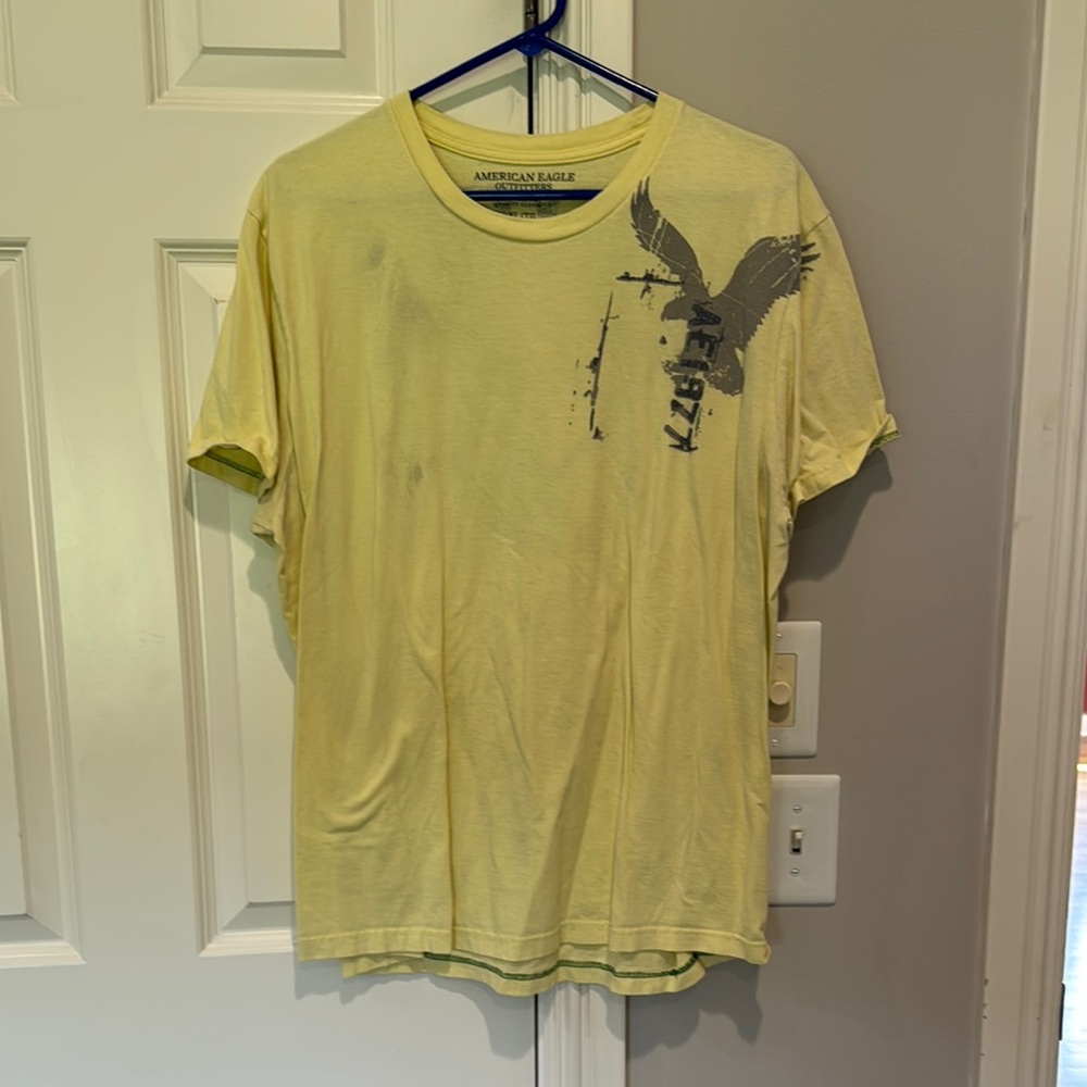 American Eagle Outfitters Yellow Short Sleeve Tee